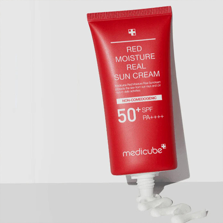 کرم ضد آفتاب مرطوب کننده مدیکیوب SPF50 حجم ۵۰ میلی لیتر